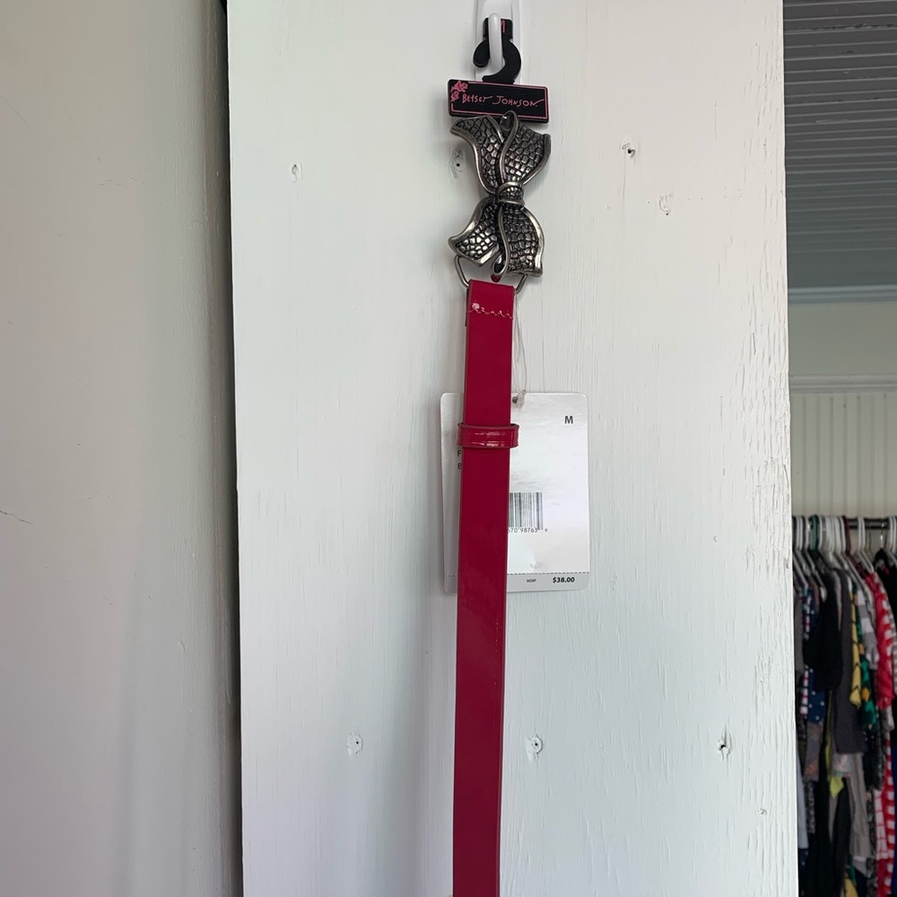 Medium hot pink Betsy Johnson belt